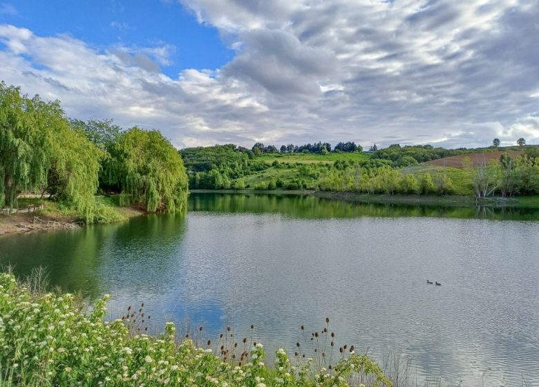 Le Couloumier lac en bordure