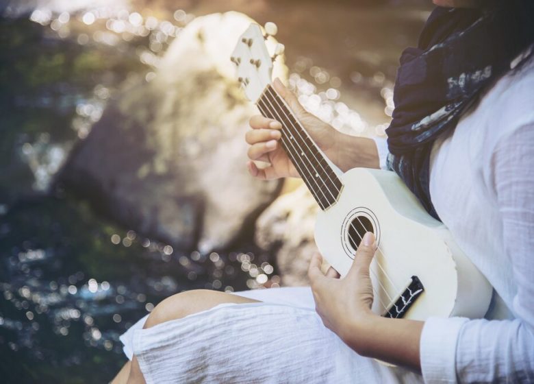 femmes-jouent-ukulele-nouveau-cascade_1150-6996